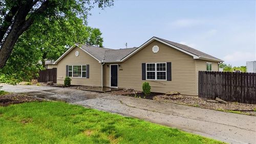 2440 Nw Lowenstein Dr, Lee's Summit, MO, 64081-1911 | Card Image