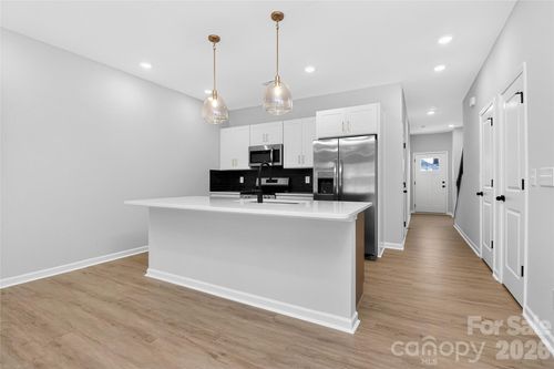 337 N Hoskins Rd, Charlotte, NC, 28216-3452 | Card Image