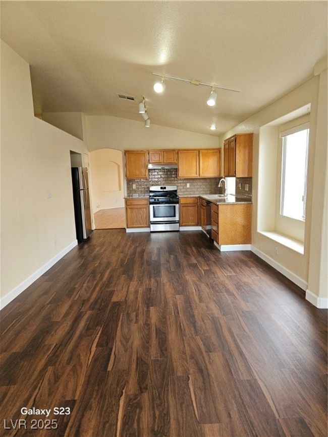 916 Autumn Royal Ln, House other with 3 bedrooms, 2 bathrooms and null parking in Las Vegas NV | Image 4