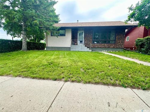 542 Elizabeth St, House with 5 bedrooms, 2 bathrooms and 2 parking in Weyburn SK | Card Image