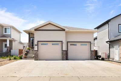 930 Manor Pl Se, House detached with 4 bedrooms, 3 bathrooms and 4 parking in Redcliff AB | Image 2