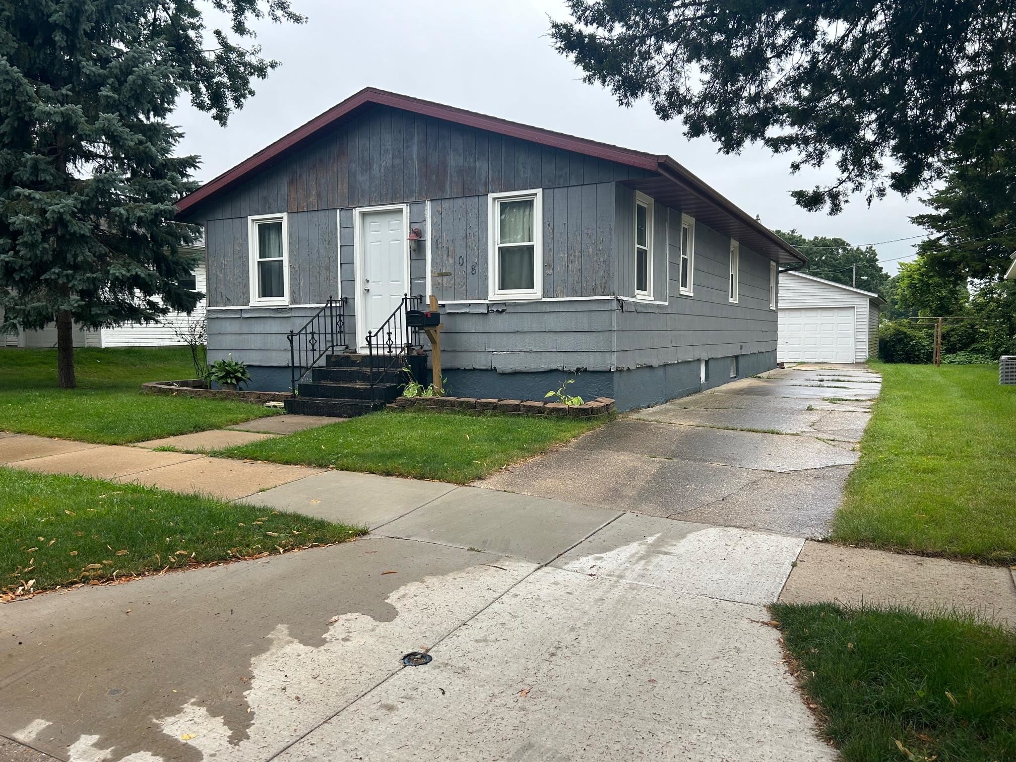 Pearl St, Janesville, WI 53546
