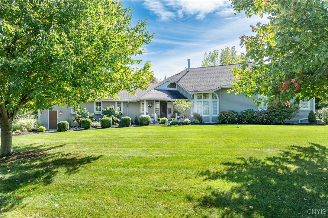 Gretchen Cir, Syracuse, NY 13215