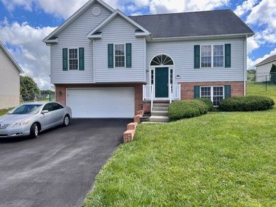 138 Murray Circle, House other with 3 bedrooms, 2 bathrooms and 2 parking in Bluefield VA | Image 3