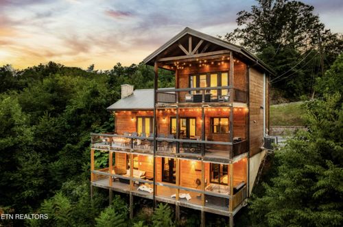 1015 Twin Oaks Rd, Gatlinburg, TN, 37738-4235 | Card Image