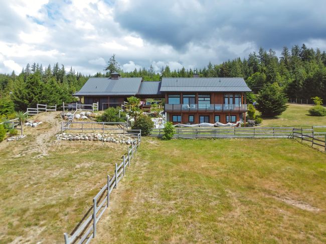 2247 Pixton Rd, House other with 3 bedrooms, 3 bathrooms and 6 parking in Roberts Creek BC | Image 5