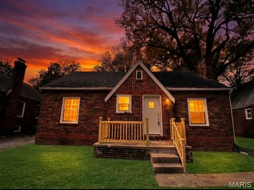 1811 S New Florissant Rd, Florissant, MO, 63031-8310 | Card Image