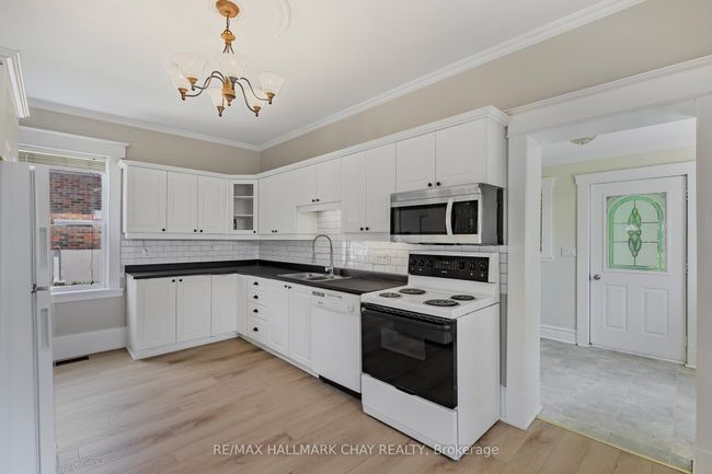 111 Penetang St, House other with 2 bedrooms, 2 bathrooms and 4 parking in Barrie ON | Image 8