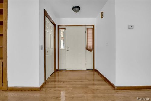 9416 Wildwood Lake Dr, Whitmore Lake, MI, 48189-9430 | Card Image