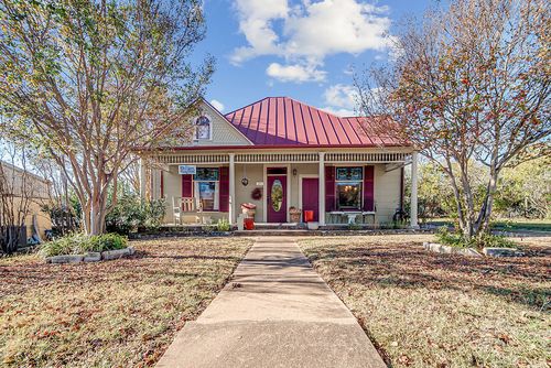 303 W Austin St, Fredericksburg, TX, 78624-3858 | Card Image