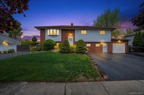 42 Pebble Ln, Deer Park, NY, 11729-6216 | Card Image