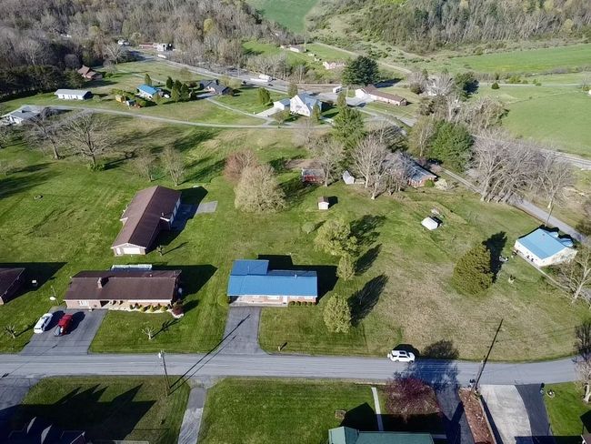 186 Summit Dr, Home with 3 bedrooms, 2 bathrooms and null parking in Peterstown WV | Image 10