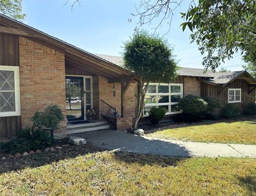 400 N Elm St, Comanche, TX, 76442-2241 | Card Image