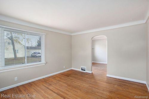 5251 Pontiac Lake Rd, Waterford, MI, 48327-2470 | Card Image