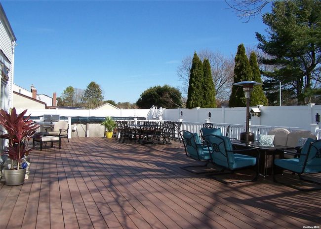 Beautiful maintained deck | Image 28