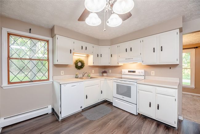 eat-in kitchen | Image 12