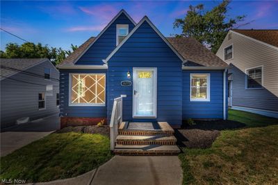 View of front of house featuring a yard | Image 1