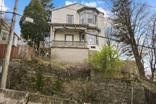 213 Weetamoe St, Fall River, MA, 02720-3829 | Card Image
