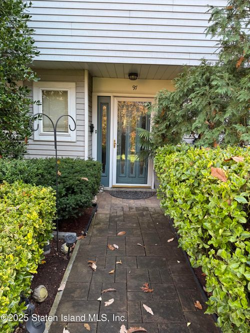 97 Commodore Dr, Staten Island, NY, 10309-3982 | Card Image