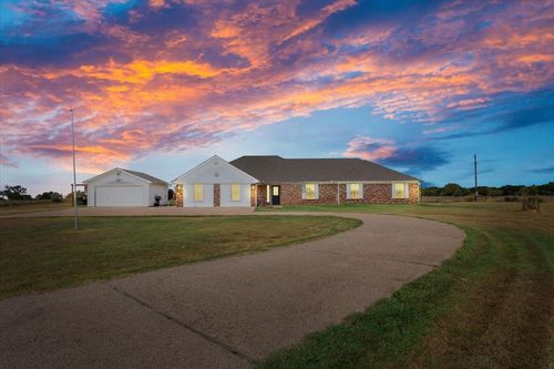 1045 Shiloh Trl, China Spring, TX, 76633-2741 | Card Image