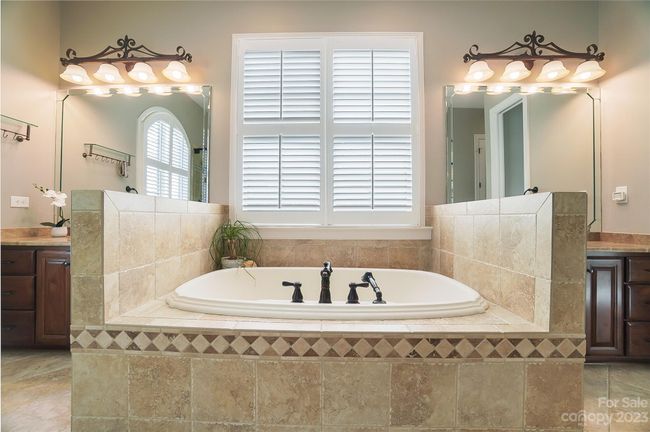 Whirlpool tub | Image 20