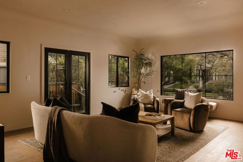 580 N Beachwood Dr, Los Angeles, CA, 90004-1417 | Card Image