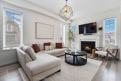 81 Dundonald Trail, Newmarket, ON, L3Y0E1 | Card Image