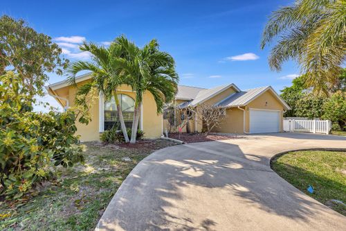 137 Queens Rd, Hutchinson Island, FL, 34949-8351 | Card Image