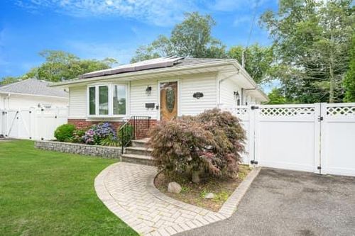 1063 Gridley St, Bay Shore, NY, 11706-2605 | Card Image