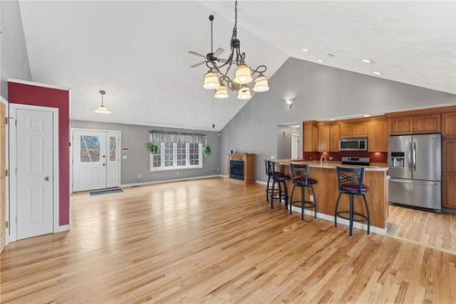 73 Deer Run Trl, Smithfield, RI, 02917-2127 | Card Image