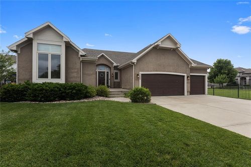 11260 S Whitehall St, Olathe, KS, 66061-8472 | Card Image