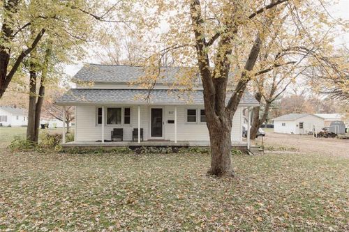 317 W Madison St, Moweaqua, IL, 62550-1123 | Card Image