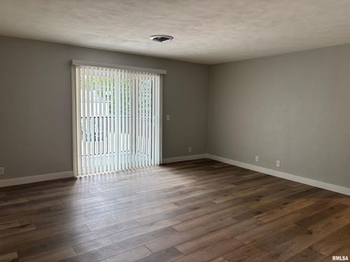 11-1650 W 42nd Ct, Davenport, IA, 52806 | Card Image