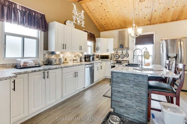 5338 Nauvoo Rd, House other with 3 bedrooms, 2 bathrooms and 3 parking in Warwick ON | Image 13