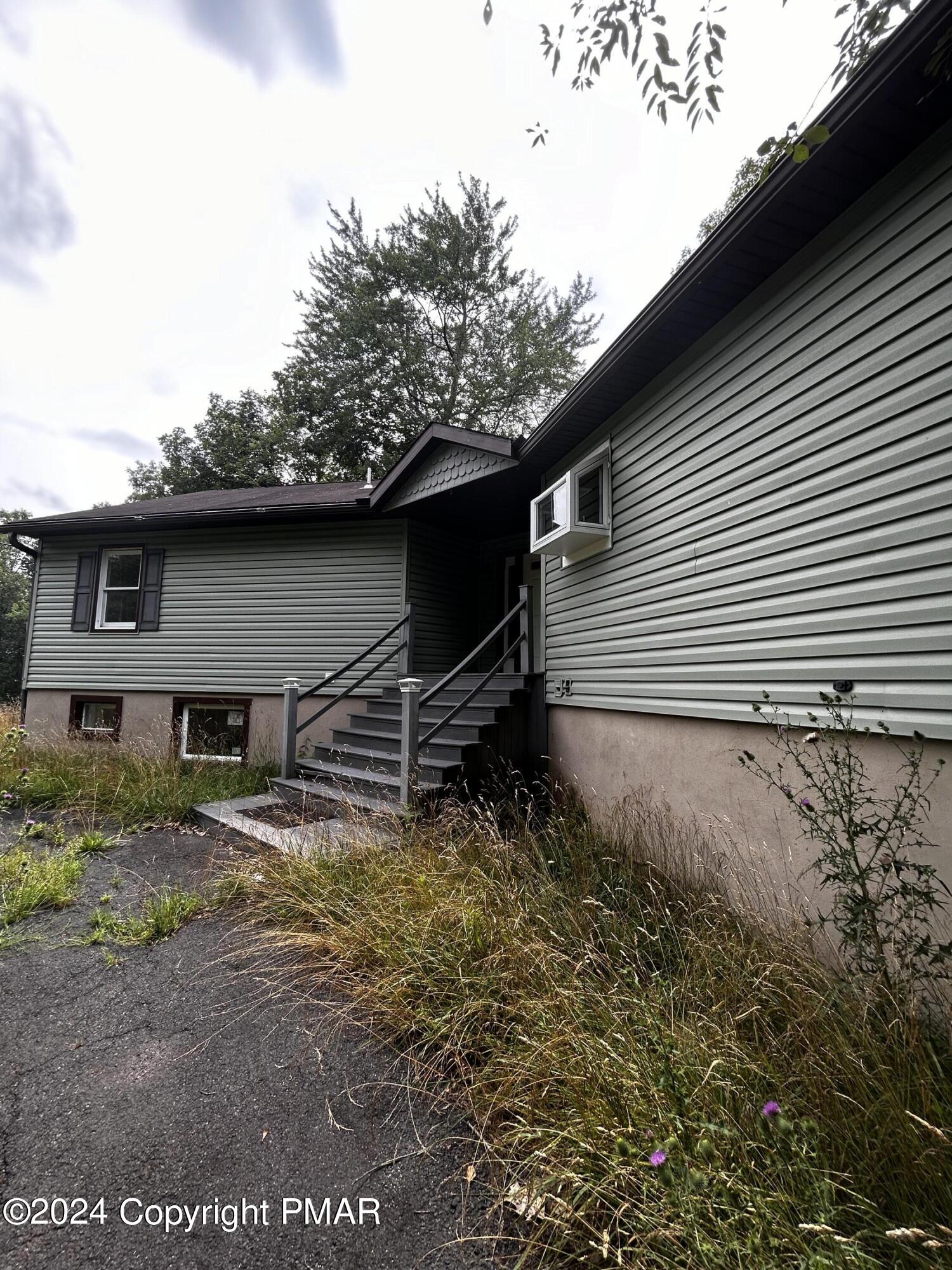 Lancaster Dr, Bushkill, PA 18324