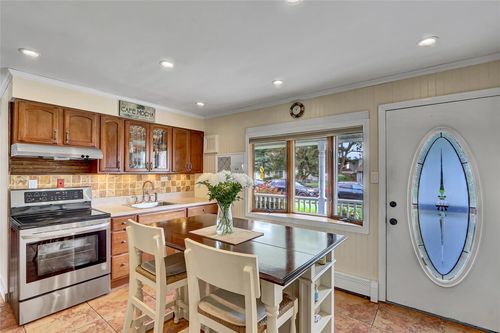 95 Winter Ln, Hicksville, NY, 11801-6252 | Card Image