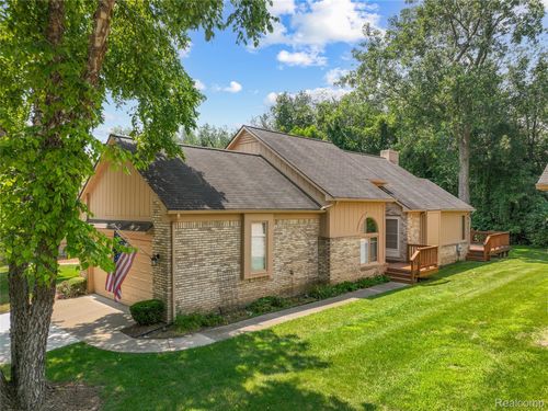 35213 Knollwood Ln, Farmington Hills, MI, 48335-4697 | Card Image
