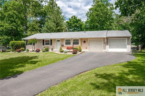10 Ritter Rd, Kendall Park, NJ, 08824-1417 | Card Image
