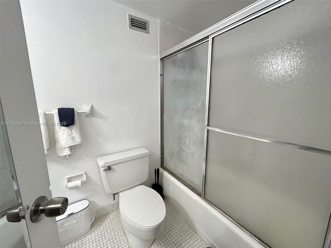 APT-410 - 2899 Collins Ave, Condo with 0 bedrooms, 1 bathrooms and null parking in Miami Beach FL | Image 14