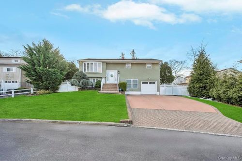 178 Missouri Ave, Bay Shore, NY, 11706-4536 | Card Image