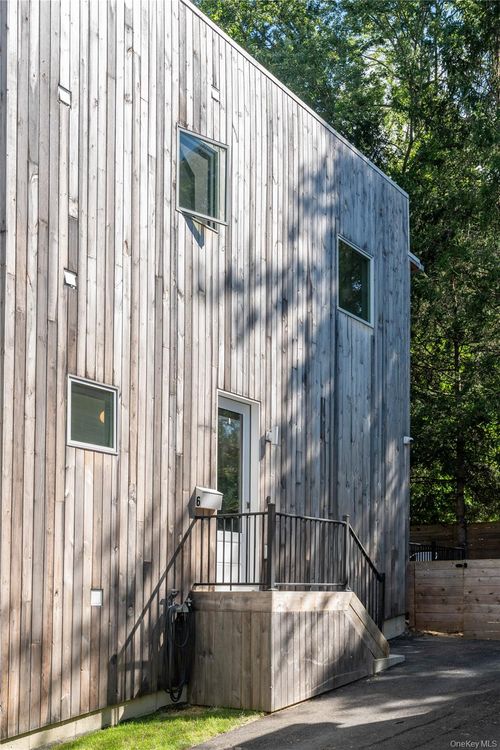 6 Glenwood Ave, Poughkeepsie, NY, 12603-3302 | Card Image