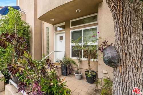 102-10629 Woodbridge St, Toluca Lake, CA, 91602-2939 | Card Image