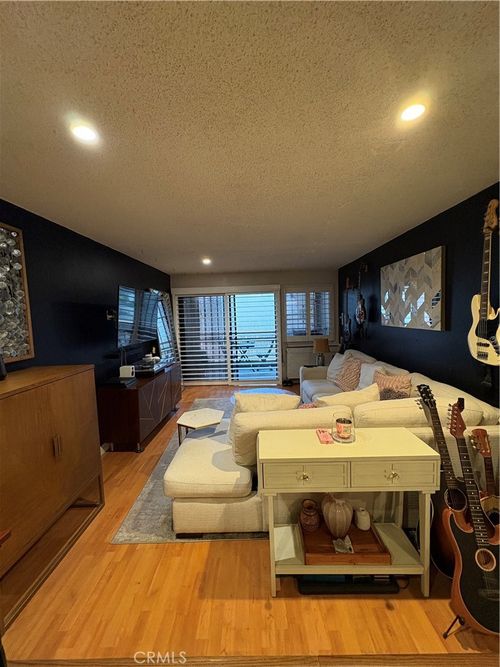 113-1118 Valencia St, Los Angeles, CA, 90015-2076 | Card Image