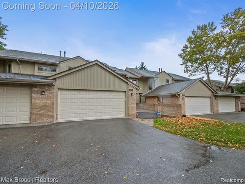 4231 Foxpointe Dr, West Bloomfield, MI, 48323-2611 | Card Image