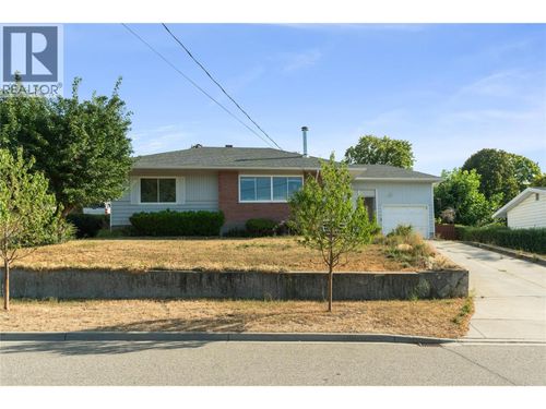 2004 29 Cres, House with 2 bedrooms, 2 bathrooms and null parking in Vernon BC | Card Image