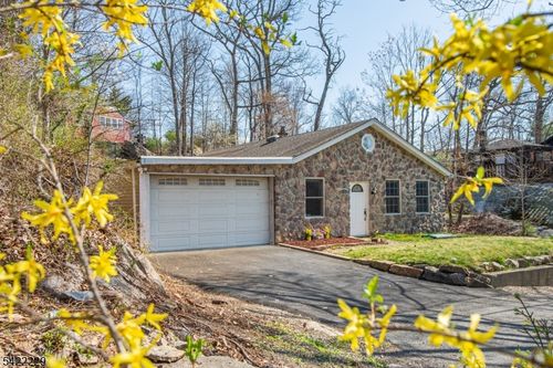 5 Bear Pond Trl, Andover, NJ, 07821-2948 | Card Image