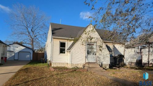 1104 W 6th St Street, Sioux Falls, SD, 57104-2802 | Card Image