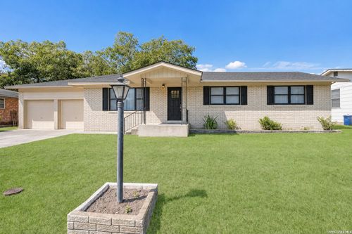 445 Granada Dr, New Braunfels, TX, 78130-3817 | Card Image
