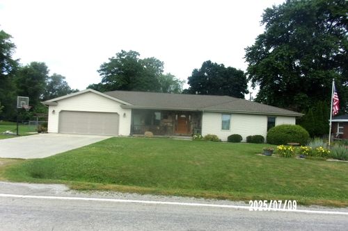 1617 N 2000 East Rd, Watseka, IL, 60970-7583 | Card Image