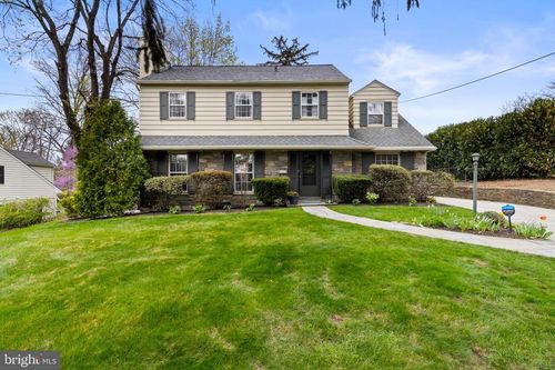 421 Saint Davids Rd, WAYNE, PA, 19087-4309 | Card Image